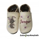 Lederpuschen helllila-pflaume rechts Hase Jasmina und links Namen grau